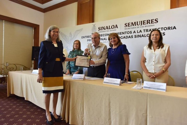  Rocha reconoce el papel de la mujer en la abogacía